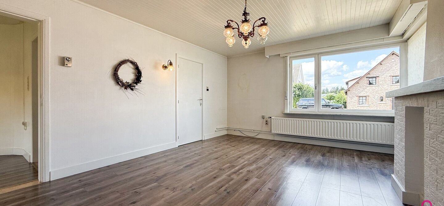 Deze open bebouwing in Beringen biedt een bewoonbare oppervlakte van 112m², een volledig omheind perceel van 645m² met een straatbreedte van 21m, én een inpandige garage. Dankzij de gunstige ligging vlakbij de autostraden combineert dit pand bereikbaar