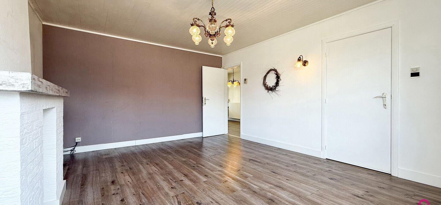 Deze open bebouwing in Beringen biedt een bewoonbare oppervlakte van 112m², een volledig omheind perceel van 645m² met een straatbreedte van 21m, én een inpandige garage. Dankzij de gunstige ligging vlakbij de autostraden combineert dit pand bereikbaar