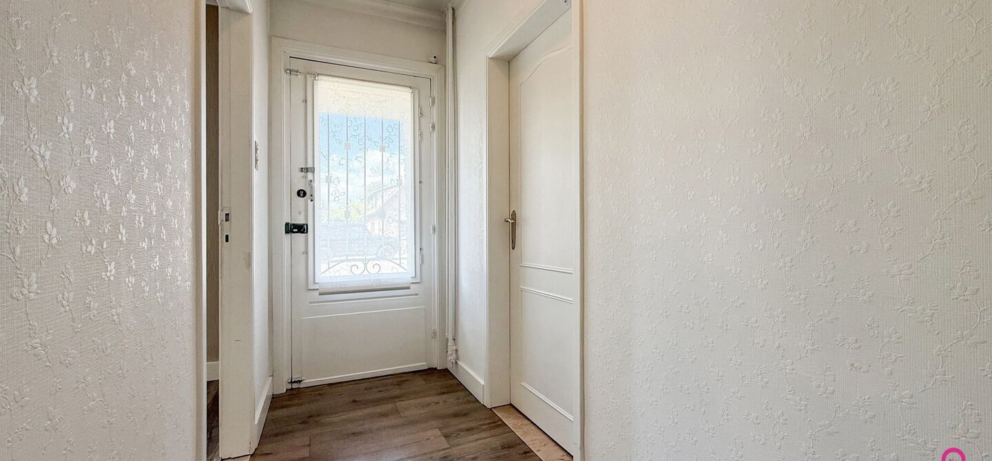 Deze open bebouwing in Beringen biedt een bewoonbare oppervlakte van 112m², een volledig omheind perceel van 645m² met een straatbreedte van 21m, én een inpandige garage. Dankzij de gunstige ligging vlakbij de autostraden combineert dit pand bereikbaar
