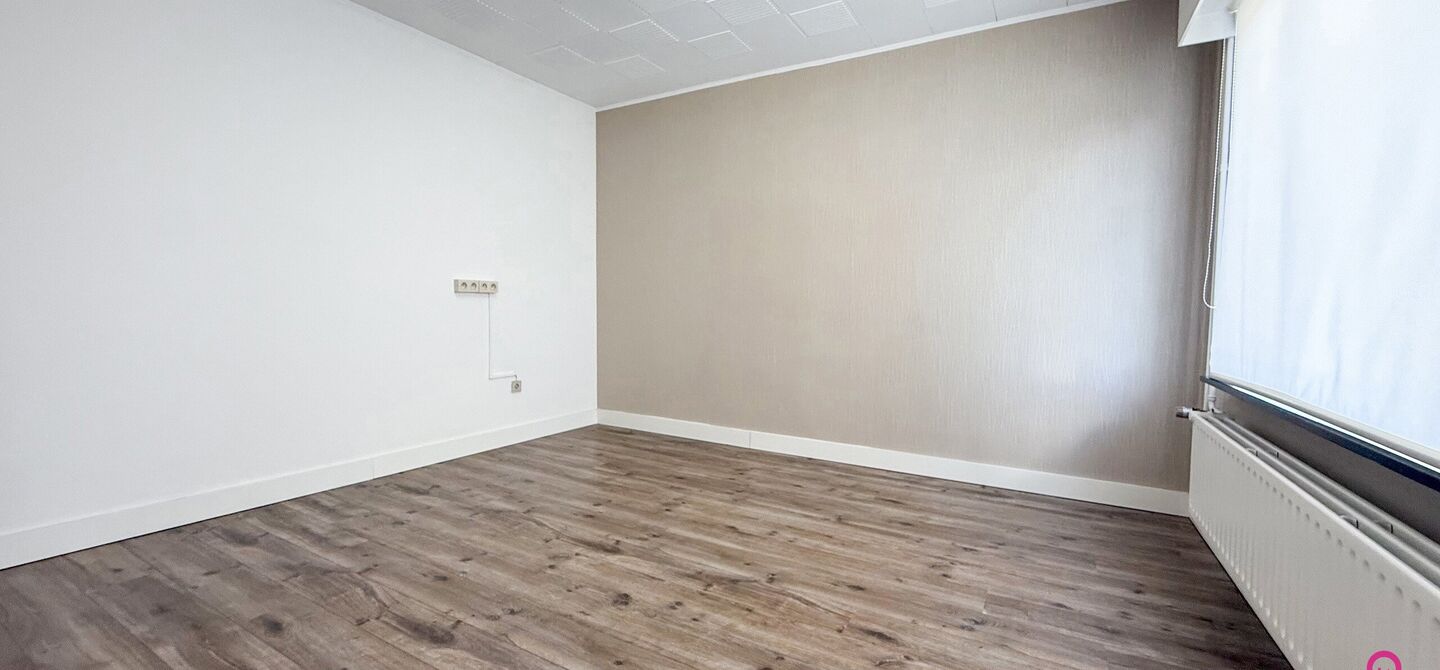 Deze open bebouwing in Beringen biedt een bewoonbare oppervlakte van 112m², een volledig omheind perceel van 645m² met een straatbreedte van 21m, én een inpandige garage. Dankzij de gunstige ligging vlakbij de autostraden combineert dit pand bereikbaar