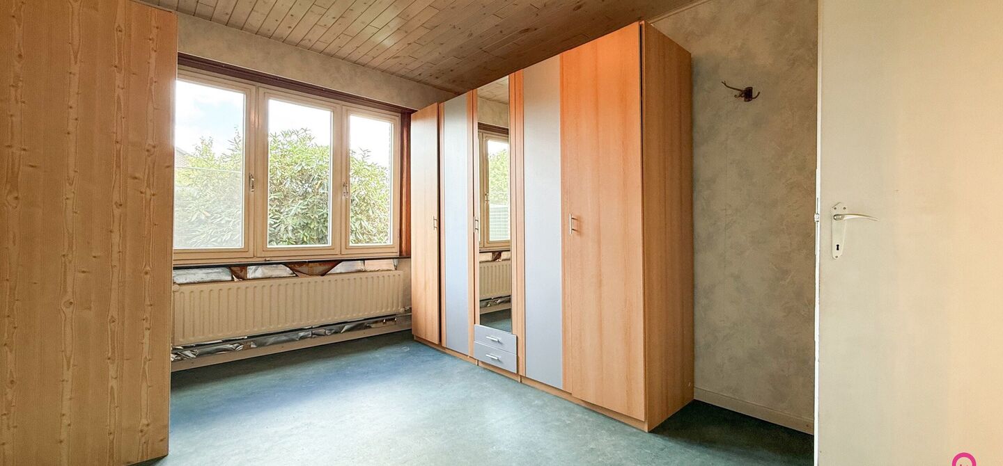 Deze open bebouwing in Beringen biedt een bewoonbare oppervlakte van 112m², een volledig omheind perceel van 645m² met een straatbreedte van 21m, én een inpandige garage. Dankzij de gunstige ligging vlakbij de autostraden combineert dit pand bereikbaar