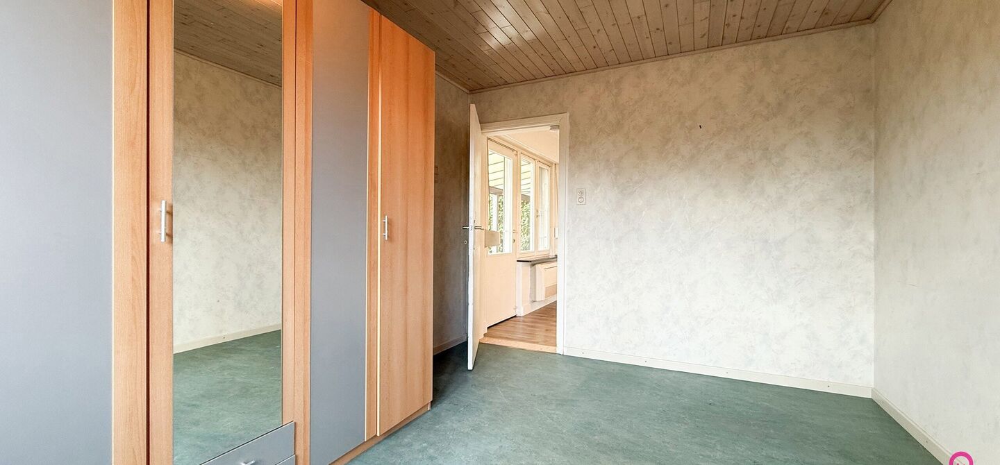 Deze open bebouwing in Beringen biedt een bewoonbare oppervlakte van 112m², een volledig omheind perceel van 645m² met een straatbreedte van 21m, én een inpandige garage. Dankzij de gunstige ligging vlakbij de autostraden combineert dit pand bereikbaar