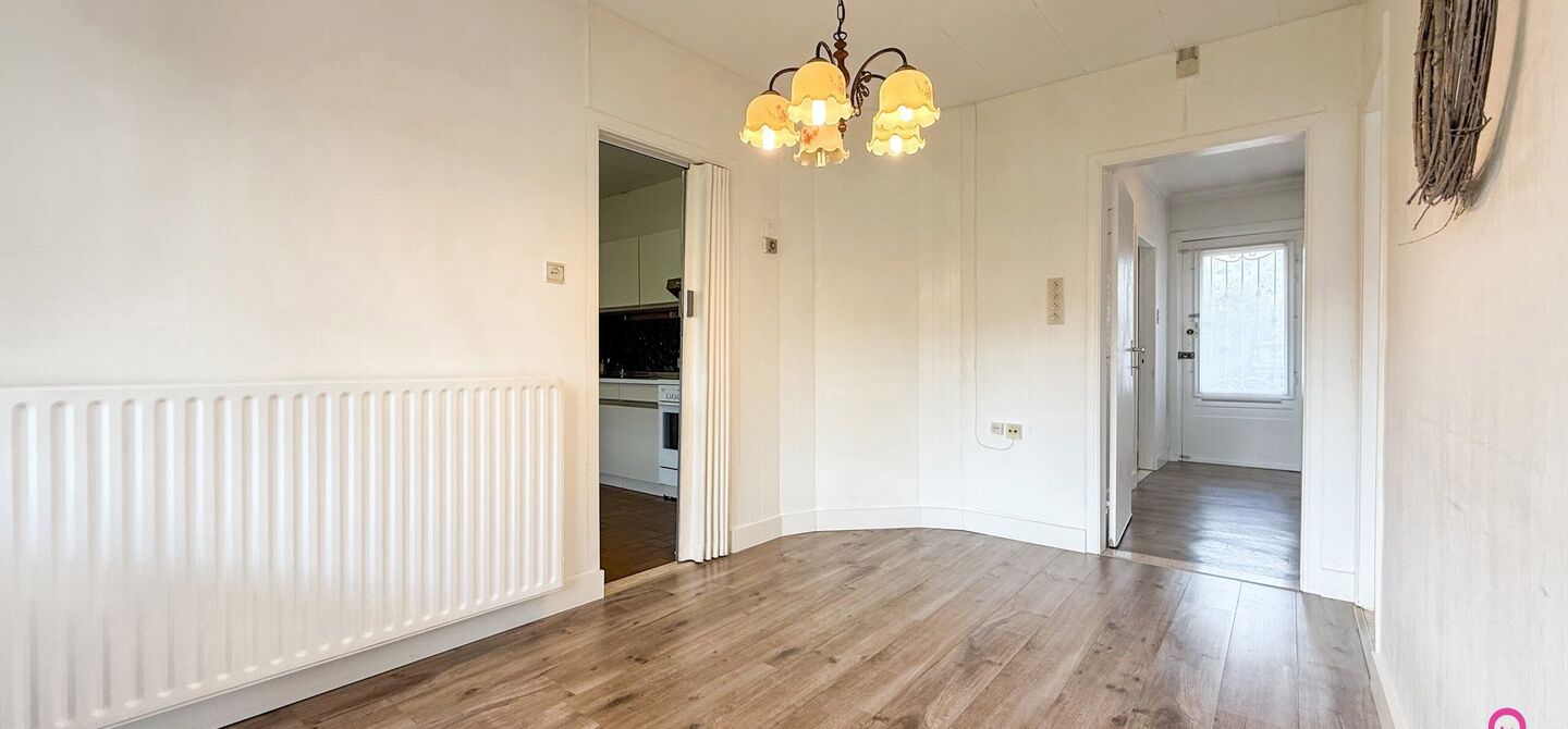 Deze open bebouwing in Beringen biedt een bewoonbare oppervlakte van 112m², een volledig omheind perceel van 645m² met een straatbreedte van 21m, én een inpandige garage. Dankzij de gunstige ligging vlakbij de autostraden combineert dit pand bereikbaar