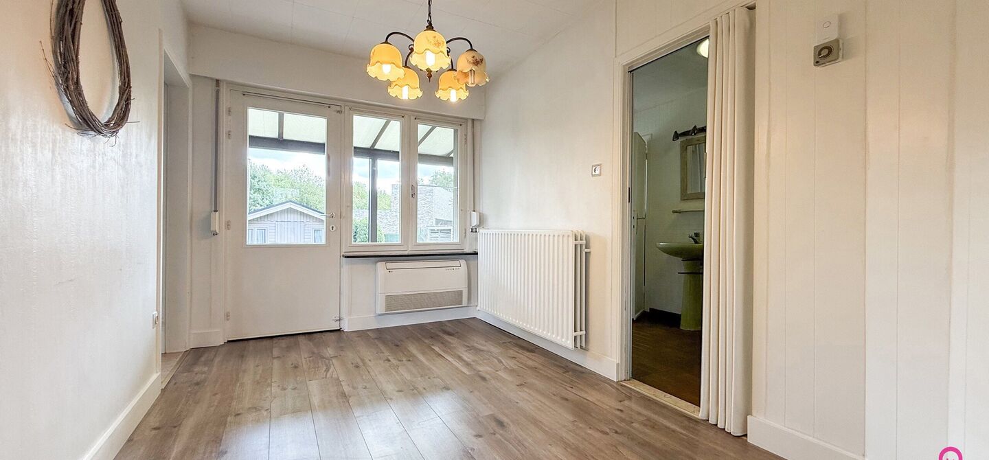 Deze open bebouwing in Beringen biedt een bewoonbare oppervlakte van 112m², een volledig omheind perceel van 645m² met een straatbreedte van 21m, én een inpandige garage. Dankzij de gunstige ligging vlakbij de autostraden combineert dit pand bereikbaar