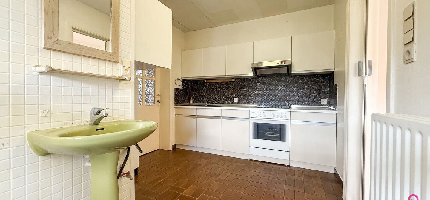 Deze open bebouwing in Beringen biedt een bewoonbare oppervlakte van 112m², een volledig omheind perceel van 645m² met een straatbreedte van 21m, én een inpandige garage. Dankzij de gunstige ligging vlakbij de autostraden combineert dit pand bereikbaar