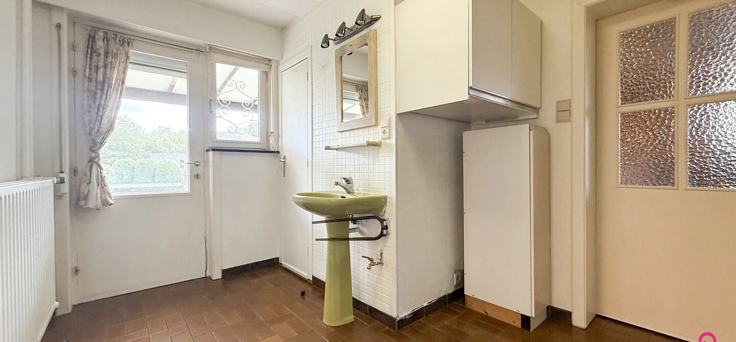 Deze open bebouwing in Beringen biedt een bewoonbare oppervlakte van 112m², een volledig omheind perceel van 645m² met een straatbreedte van 21m, én een inpandige garage. Dankzij de gunstige ligging vlakbij de autostraden combineert dit pand bereikbaar