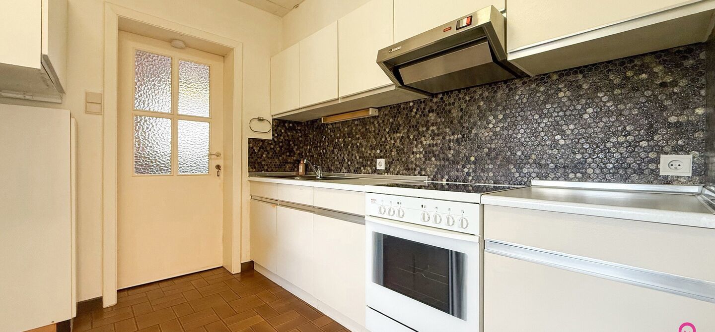 Deze open bebouwing in Beringen biedt een bewoonbare oppervlakte van 112m², een volledig omheind perceel van 645m² met een straatbreedte van 21m, én een inpandige garage. Dankzij de gunstige ligging vlakbij de autostraden combineert dit pand bereikbaar