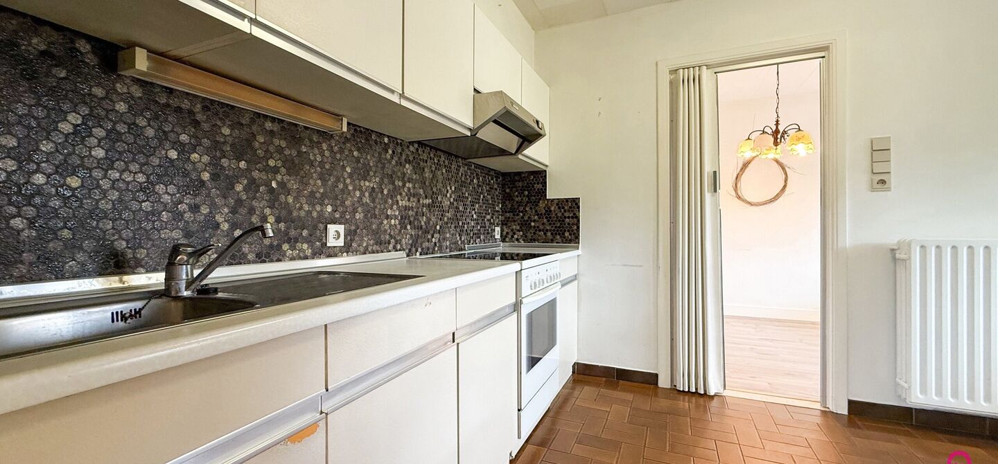 Deze open bebouwing in Beringen biedt een bewoonbare oppervlakte van 112m², een volledig omheind perceel van 645m² met een straatbreedte van 21m, én een inpandige garage. Dankzij de gunstige ligging vlakbij de autostraden combineert dit pand bereikbaar