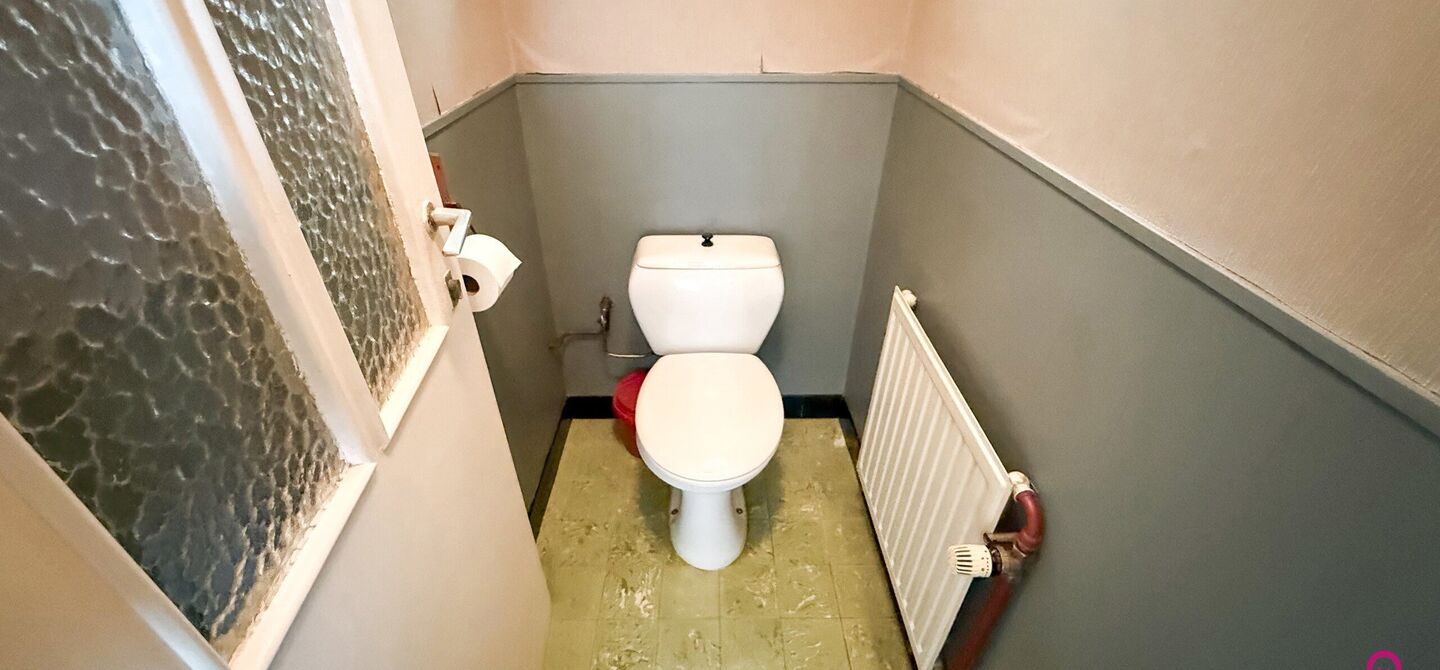 Deze open bebouwing in Beringen biedt een bewoonbare oppervlakte van 112m², een volledig omheind perceel van 645m² met een straatbreedte van 21m, én een inpandige garage. Dankzij de gunstige ligging vlakbij de autostraden combineert dit pand bereikbaar