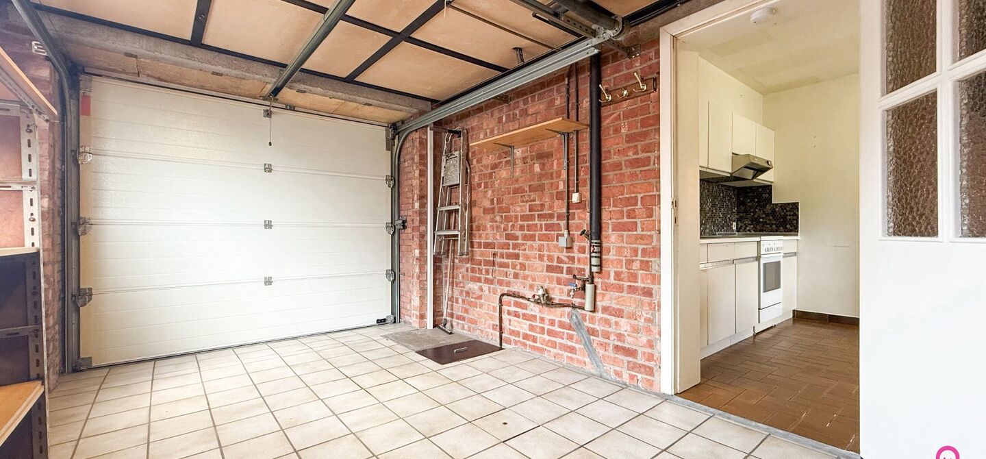 Deze open bebouwing in Beringen biedt een bewoonbare oppervlakte van 112m², een volledig omheind perceel van 645m² met een straatbreedte van 21m, én een inpandige garage. Dankzij de gunstige ligging vlakbij de autostraden combineert dit pand bereikbaar