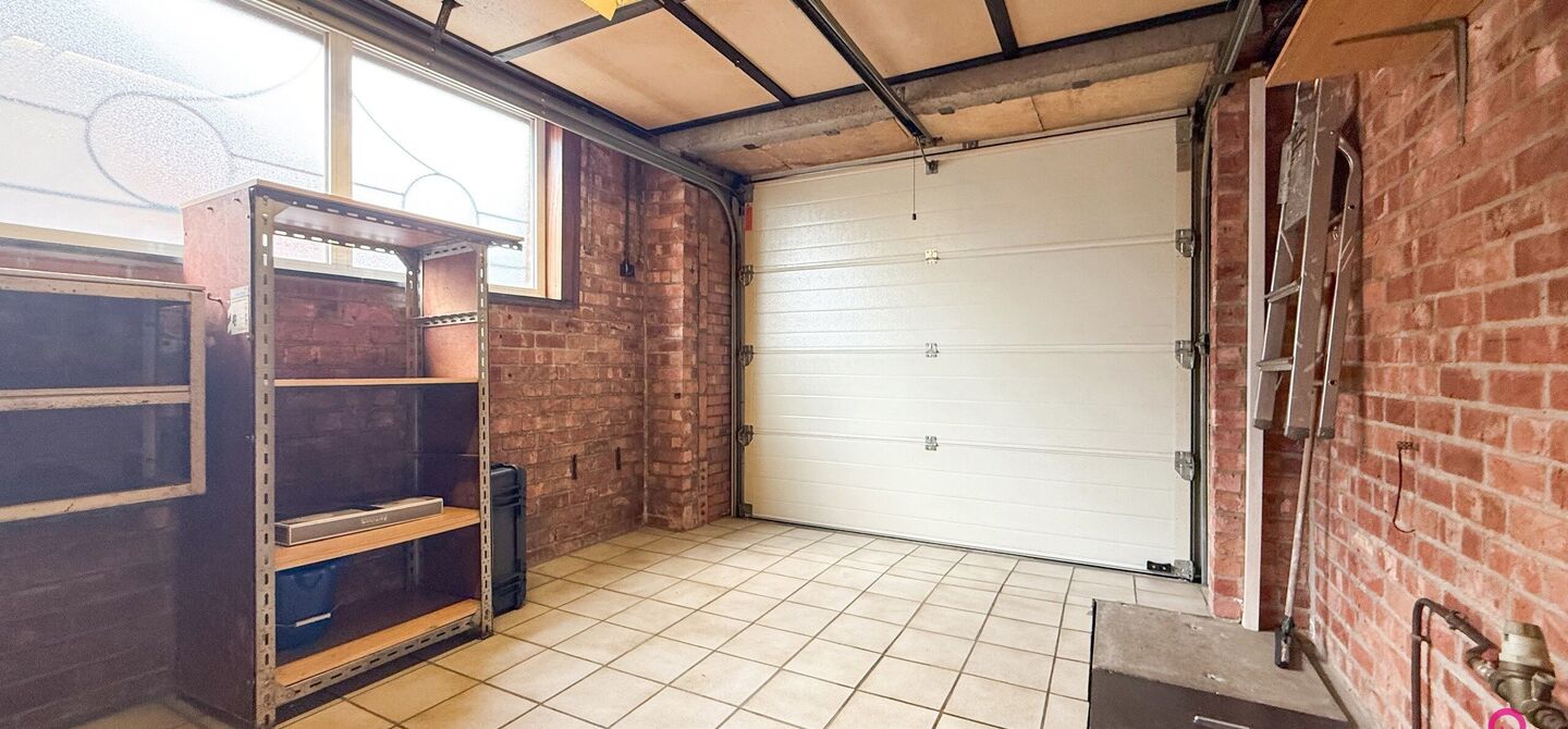 Deze open bebouwing in Beringen biedt een bewoonbare oppervlakte van 112m², een volledig omheind perceel van 645m² met een straatbreedte van 21m, én een inpandige garage. Dankzij de gunstige ligging vlakbij de autostraden combineert dit pand bereikbaar
