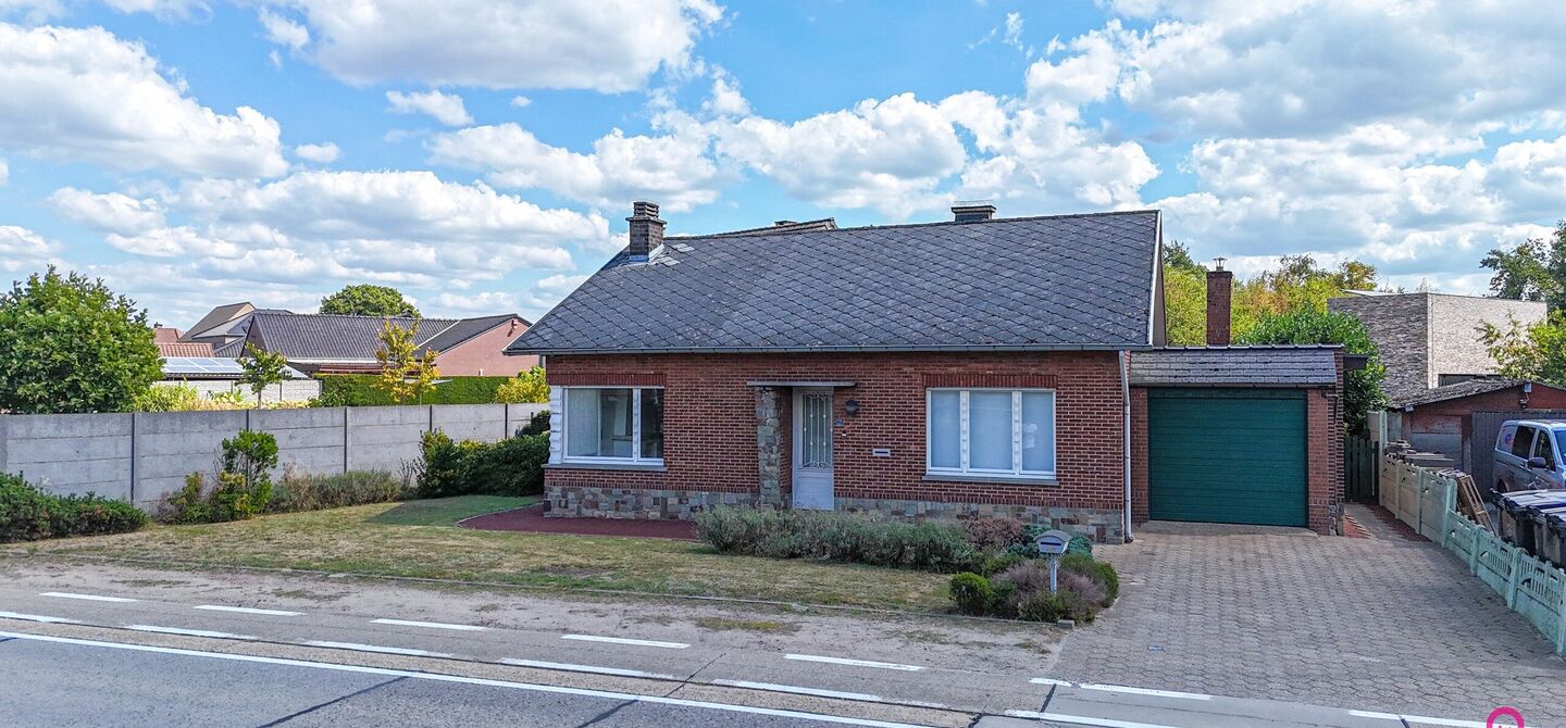 Deze open bebouwing in Beringen biedt een bewoonbare oppervlakte van 112m², een volledig omheind perceel van 645m² met een straatbreedte van 21m, én een inpandige garage. Dankzij de gunstige ligging vlakbij de autostraden combineert dit pand bereikbaar