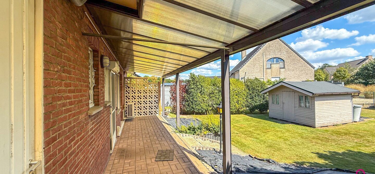 Deze open bebouwing in Beringen biedt een bewoonbare oppervlakte van 112m², een volledig omheind perceel van 645m² met een straatbreedte van 21m, én een inpandige garage. Dankzij de gunstige ligging vlakbij de autostraden combineert dit pand bereikbaar