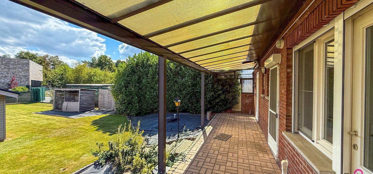 Deze open bebouwing in Beringen biedt een bewoonbare oppervlakte van 112m², een volledig omheind perceel van 645m² met een straatbreedte van 21m, én een inpandige garage. Dankzij de gunstige ligging vlakbij de autostraden combineert dit pand bereikbaar