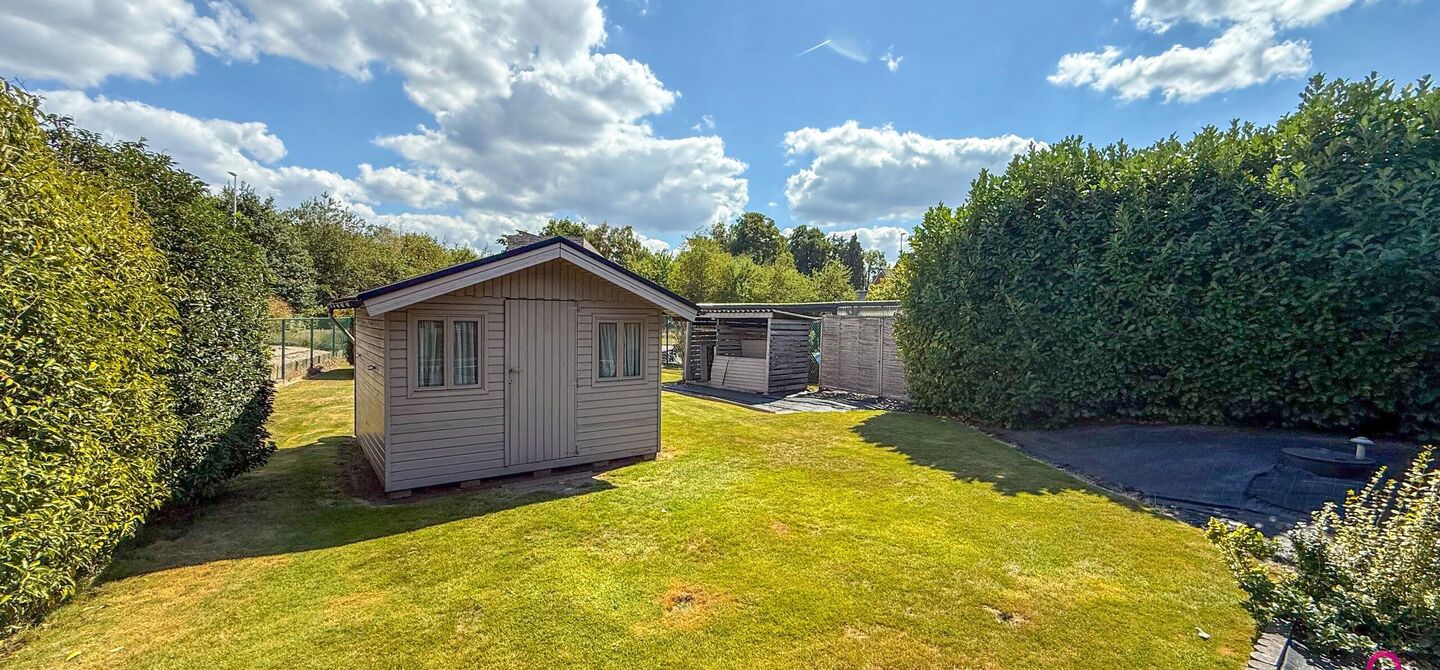 Deze open bebouwing in Beringen biedt een bewoonbare oppervlakte van 112m², een volledig omheind perceel van 645m² met een straatbreedte van 21m, én een inpandige garage. Dankzij de gunstige ligging vlakbij de autostraden combineert dit pand bereikbaar