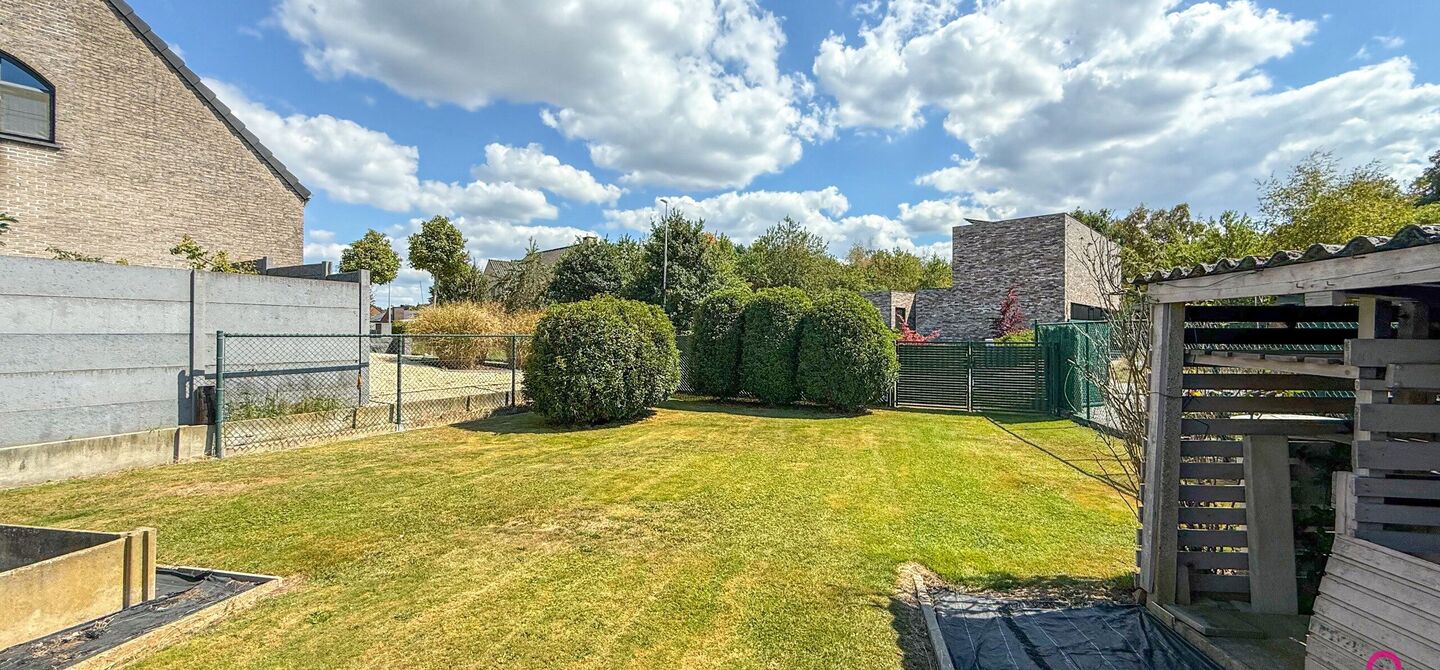 Deze open bebouwing in Beringen biedt een bewoonbare oppervlakte van 112m², een volledig omheind perceel van 645m² met een straatbreedte van 21m, én een inpandige garage. Dankzij de gunstige ligging vlakbij de autostraden combineert dit pand bereikbaar