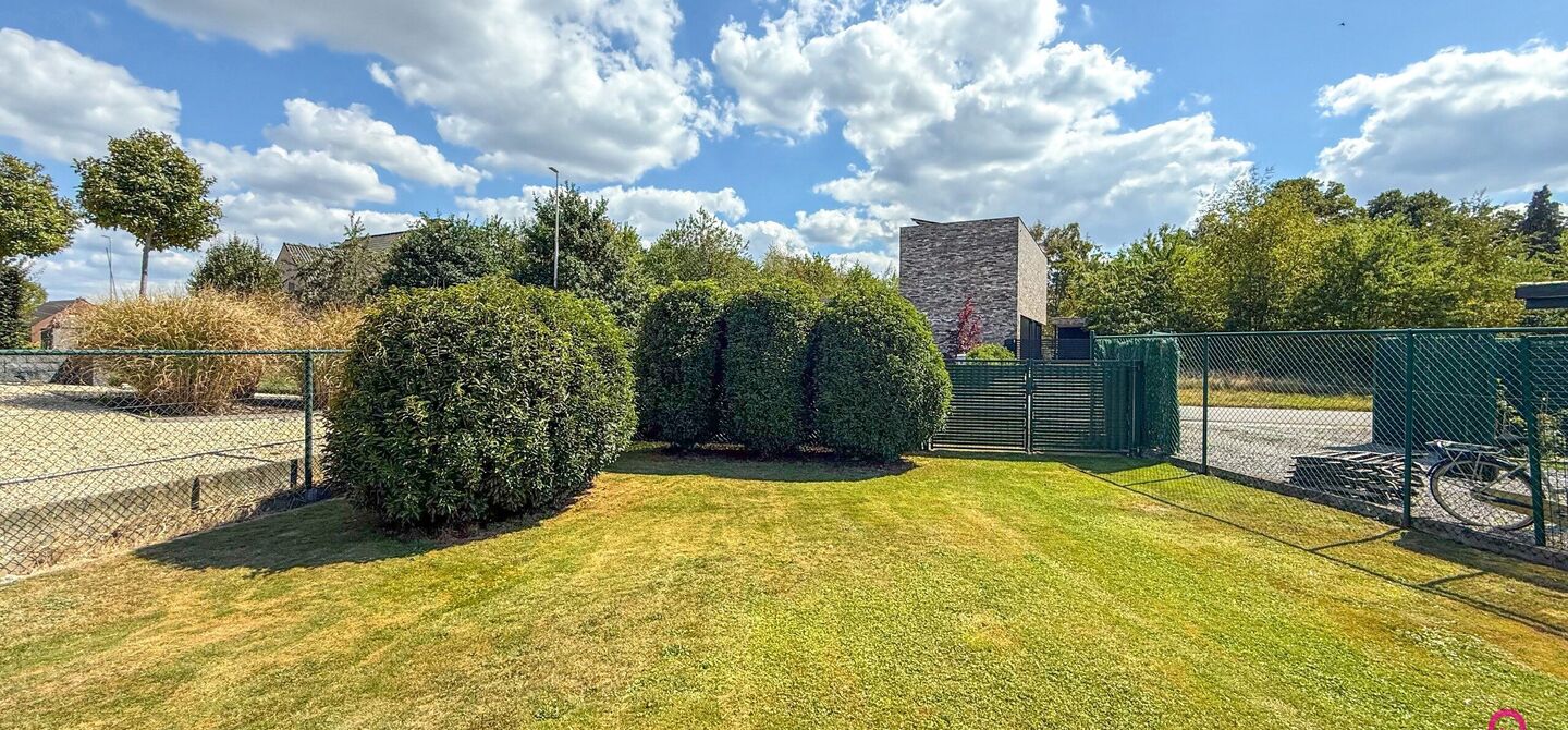 Deze open bebouwing in Beringen biedt een bewoonbare oppervlakte van 112m², een volledig omheind perceel van 645m² met een straatbreedte van 21m, én een inpandige garage. Dankzij de gunstige ligging vlakbij de autostraden combineert dit pand bereikbaar