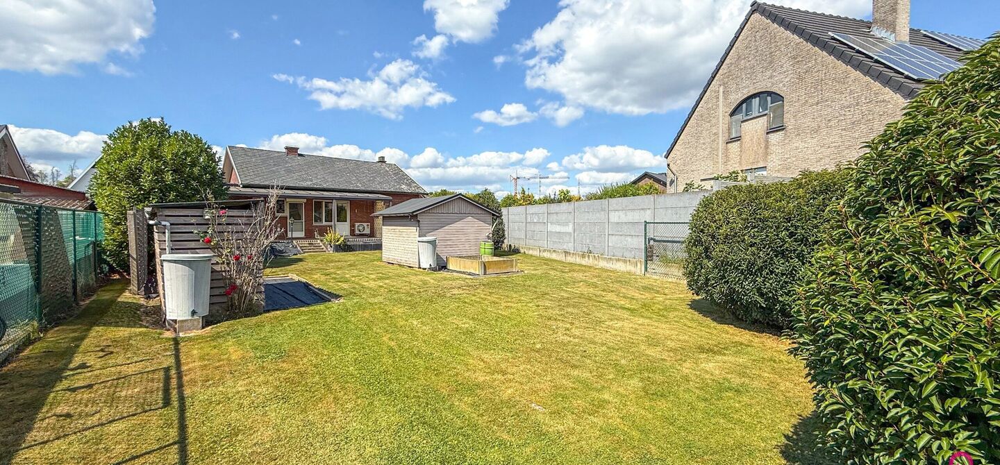 Deze open bebouwing in Beringen biedt een bewoonbare oppervlakte van 112m², een volledig omheind perceel van 645m² met een straatbreedte van 21m, én een inpandige garage. Dankzij de gunstige ligging vlakbij de autostraden combineert dit pand bereikbaar