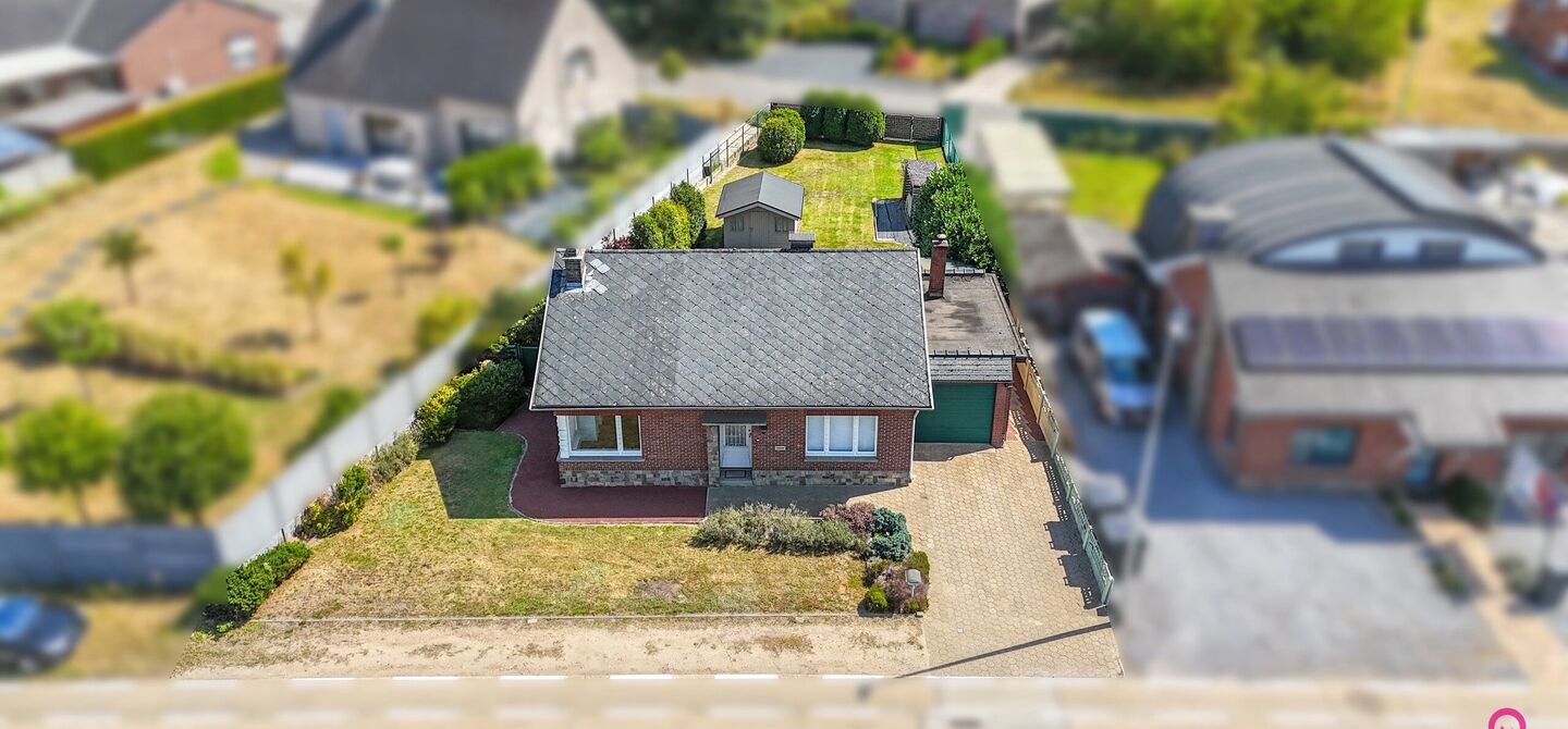 Deze open bebouwing in Beringen biedt een bewoonbare oppervlakte van 112m², een volledig omheind perceel van 645m² met een straatbreedte van 21m, én een inpandige garage. Dankzij de gunstige ligging vlakbij de autostraden combineert dit pand bereikbaar