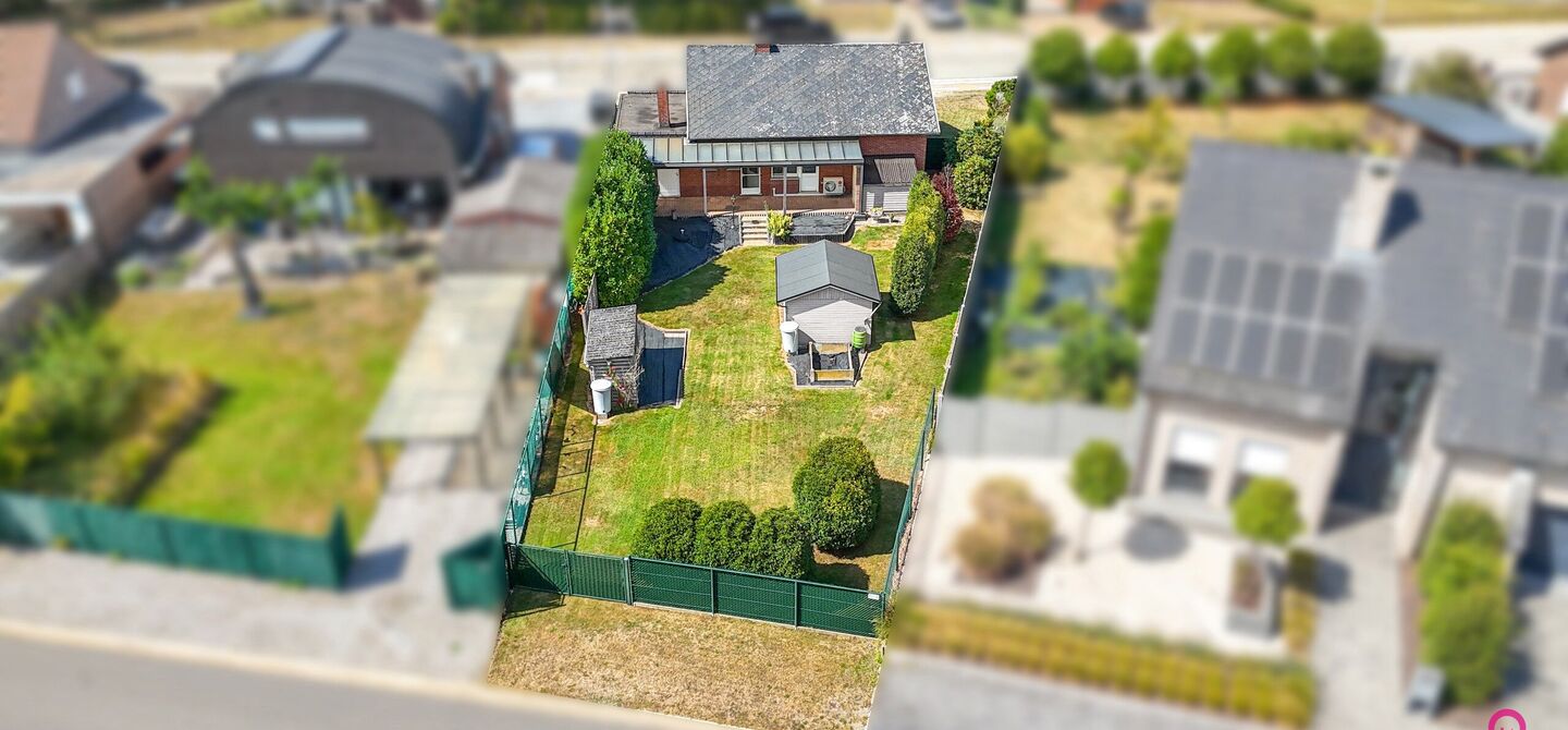 Deze open bebouwing in Beringen biedt een bewoonbare oppervlakte van 112m², een volledig omheind perceel van 645m² met een straatbreedte van 21m, én een inpandige garage. Dankzij de gunstige ligging vlakbij de autostraden combineert dit pand bereikbaar
