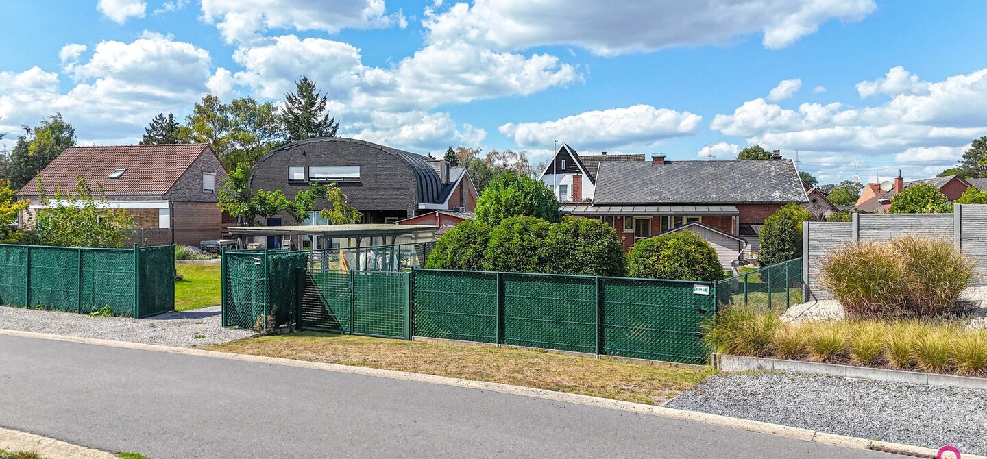 Deze open bebouwing in Beringen biedt een bewoonbare oppervlakte van 112m², een volledig omheind perceel van 645m² met een straatbreedte van 21m, én een inpandige garage. Dankzij de gunstige ligging vlakbij de autostraden combineert dit pand bereikbaar