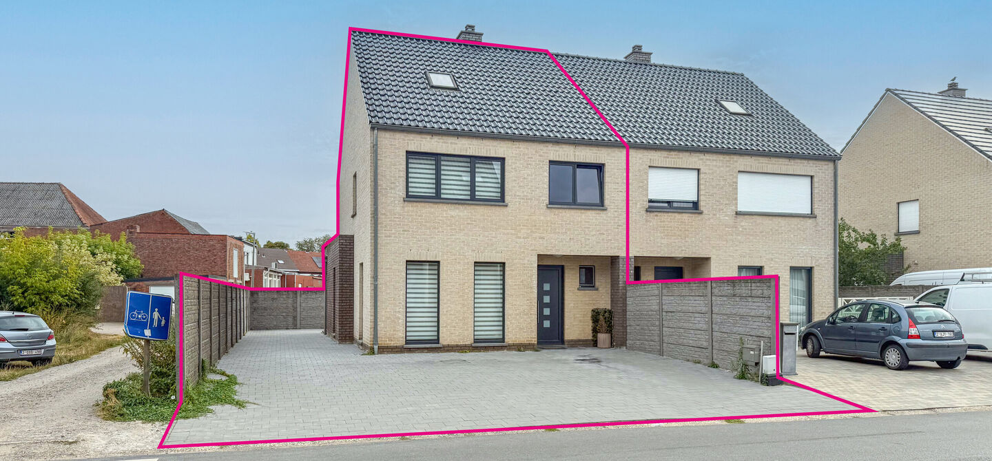 Bij ImmoFusion 7/7 “open huis”: klik op onze 3D-TOUR.
Ervaar vastgoed alsof je er zelf doorloopt!

Op een toplocatie nabij het centrum van Beverlo vind je deze instapklare halfopen woning, gebouwd in 2006. Met een bewoonbare oppervlakte van maar liefs