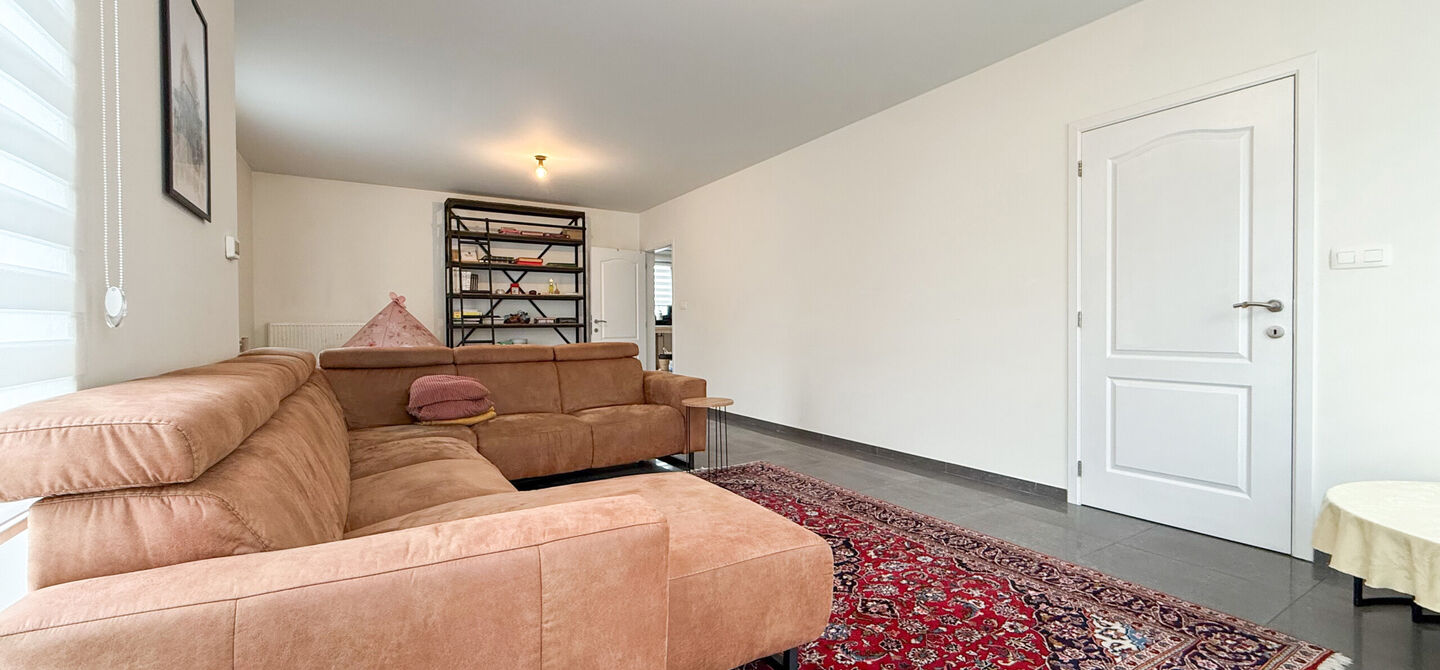 Bij ImmoFusion 7/7 “open huis”: klik op onze 3D-TOUR.
Ervaar vastgoed alsof je er zelf doorloopt!

Op een toplocatie nabij het centrum van Beverlo vind je deze instapklare halfopen woning, gebouwd in 2006. Met een bewoonbare oppervlakte van maar liefs
