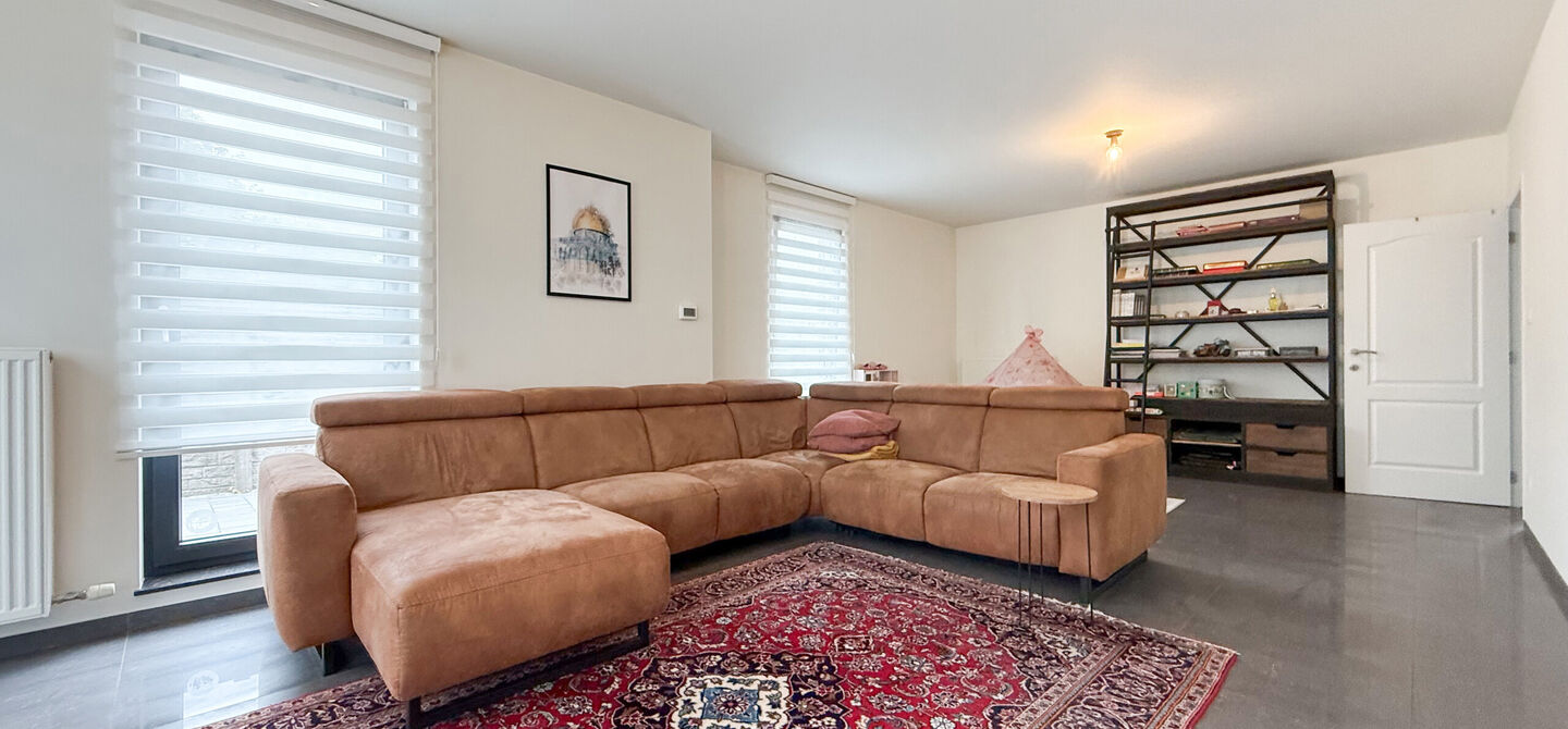Bij ImmoFusion 7/7 “open huis”: klik op onze 3D-TOUR.
Ervaar vastgoed alsof je er zelf doorloopt!

Op een toplocatie nabij het centrum van Beverlo vind je deze instapklare halfopen woning, gebouwd in 2006. Met een bewoonbare oppervlakte van maar liefs