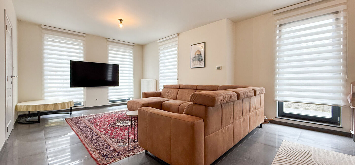 Bij ImmoFusion 7/7 “open huis”: klik op onze 3D-TOUR.
Ervaar vastgoed alsof je er zelf doorloopt!

Op een toplocatie nabij het centrum van Beverlo vind je deze instapklare halfopen woning, gebouwd in 2006. Met een bewoonbare oppervlakte van maar liefs
