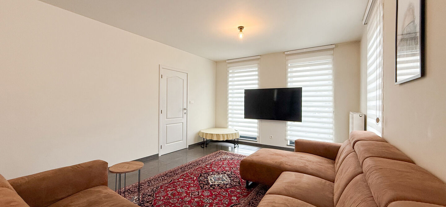 Bij ImmoFusion 7/7 “open huis”: klik op onze 3D-TOUR.
Ervaar vastgoed alsof je er zelf doorloopt!

Op een toplocatie nabij het centrum van Beverlo vind je deze instapklare halfopen woning, gebouwd in 2006. Met een bewoonbare oppervlakte van maar liefs