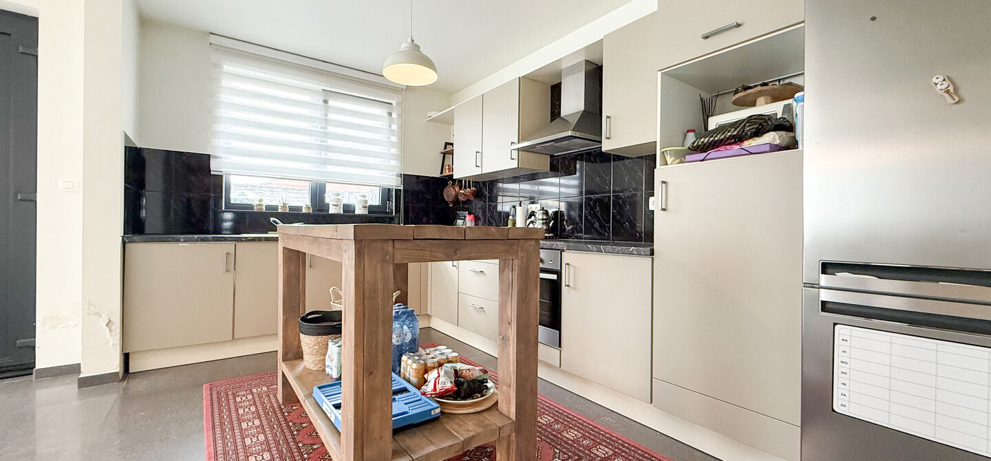 Bij ImmoFusion 7/7 “open huis”: klik op onze 3D-TOUR.
Ervaar vastgoed alsof je er zelf doorloopt!

Op een toplocatie nabij het centrum van Beverlo vind je deze instapklare halfopen woning, gebouwd in 2006. Met een bewoonbare oppervlakte van maar liefs