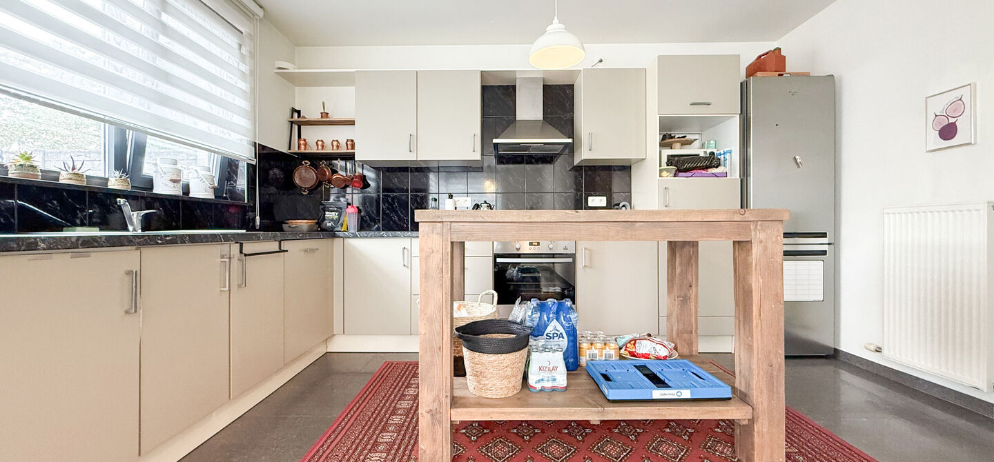 Bij ImmoFusion 7/7 “open huis”: klik op onze 3D-TOUR.
Ervaar vastgoed alsof je er zelf doorloopt!

Op een toplocatie nabij het centrum van Beverlo vind je deze instapklare halfopen woning, gebouwd in 2006. Met een bewoonbare oppervlakte van maar liefs