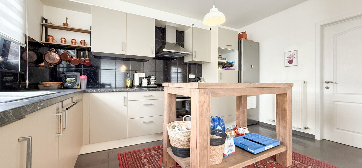 Bij ImmoFusion 7/7 “open huis”: klik op onze 3D-TOUR.
Ervaar vastgoed alsof je er zelf doorloopt!

Op een toplocatie nabij het centrum van Beverlo vind je deze instapklare halfopen woning, gebouwd in 2006. Met een bewoonbare oppervlakte van maar liefs