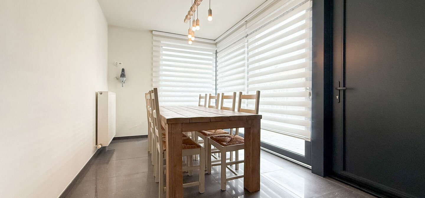Bij ImmoFusion 7/7 “open huis”: klik op onze 3D-TOUR.
Ervaar vastgoed alsof je er zelf doorloopt!

Op een toplocatie nabij het centrum van Beverlo vind je deze instapklare halfopen woning, gebouwd in 2006. Met een bewoonbare oppervlakte van maar liefs