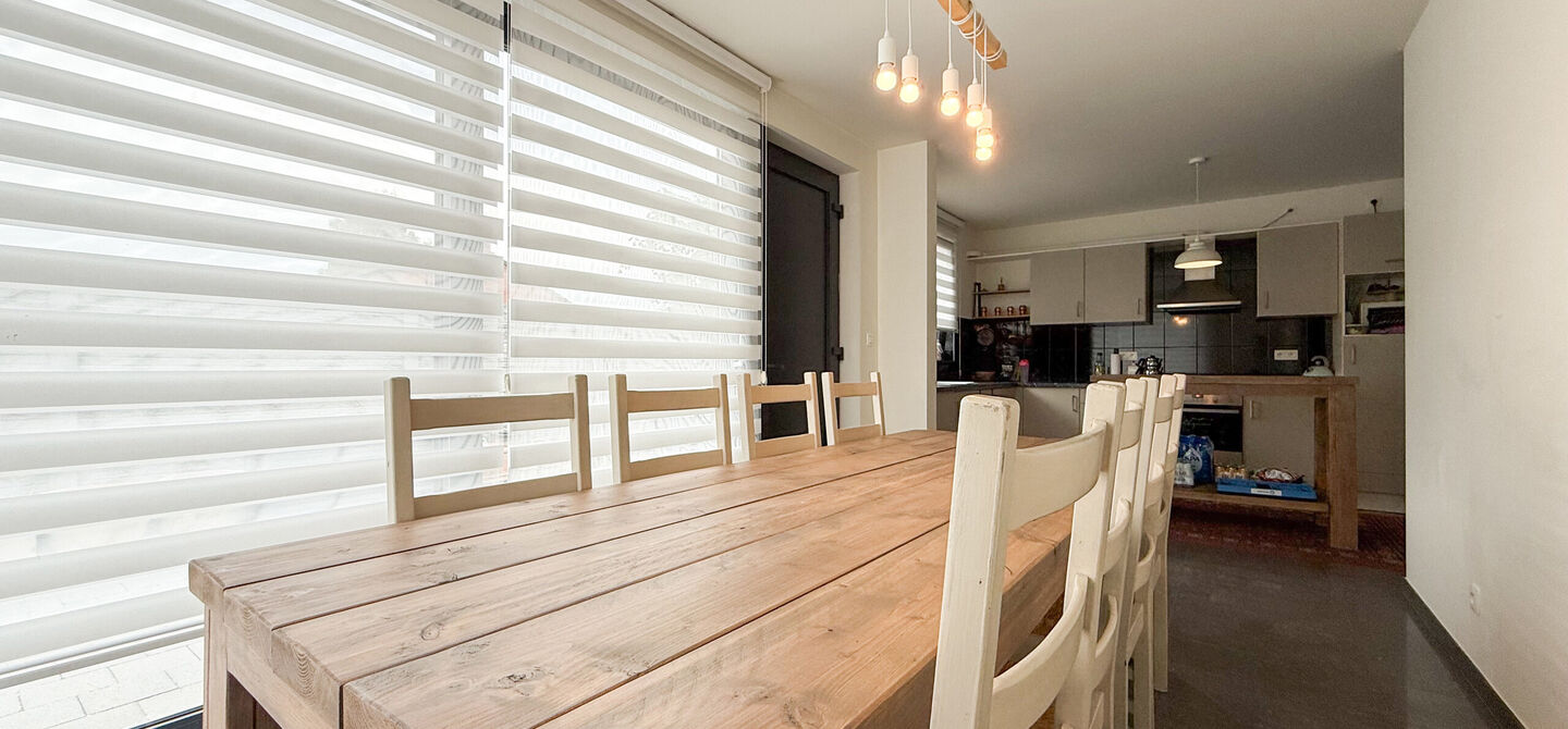 Bij ImmoFusion 7/7 “open huis”: klik op onze 3D-TOUR.
Ervaar vastgoed alsof je er zelf doorloopt!

Op een toplocatie nabij het centrum van Beverlo vind je deze instapklare halfopen woning, gebouwd in 2006. Met een bewoonbare oppervlakte van maar liefs