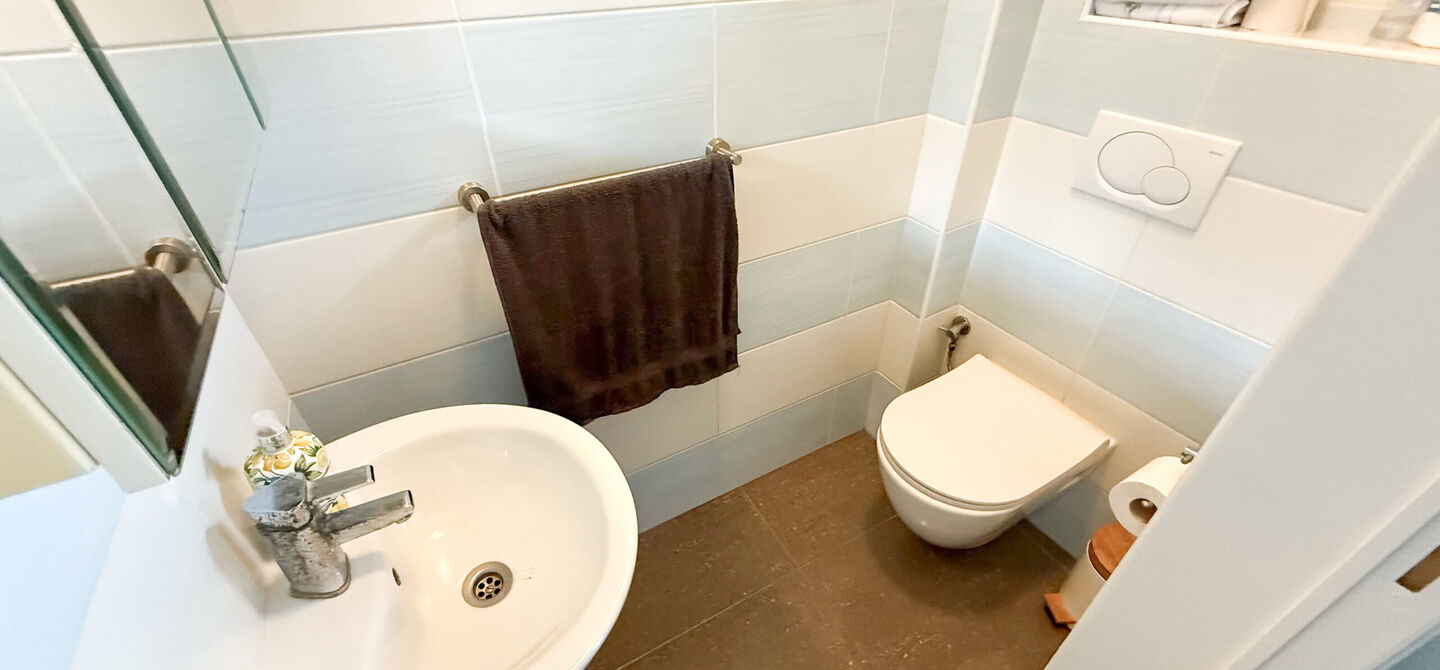Bij ImmoFusion 7/7 “open huis”: klik op onze 3D-TOUR.
Ervaar vastgoed alsof je er zelf doorloopt!

Op een toplocatie nabij het centrum van Beverlo vind je deze instapklare halfopen woning, gebouwd in 2006. Met een bewoonbare oppervlakte van maar liefs