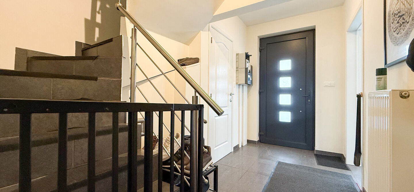 Bij ImmoFusion 7/7 “open huis”: klik op onze 3D-TOUR.
Ervaar vastgoed alsof je er zelf doorloopt!

Op een toplocatie nabij het centrum van Beverlo vind je deze instapklare halfopen woning, gebouwd in 2006. Met een bewoonbare oppervlakte van maar liefs
