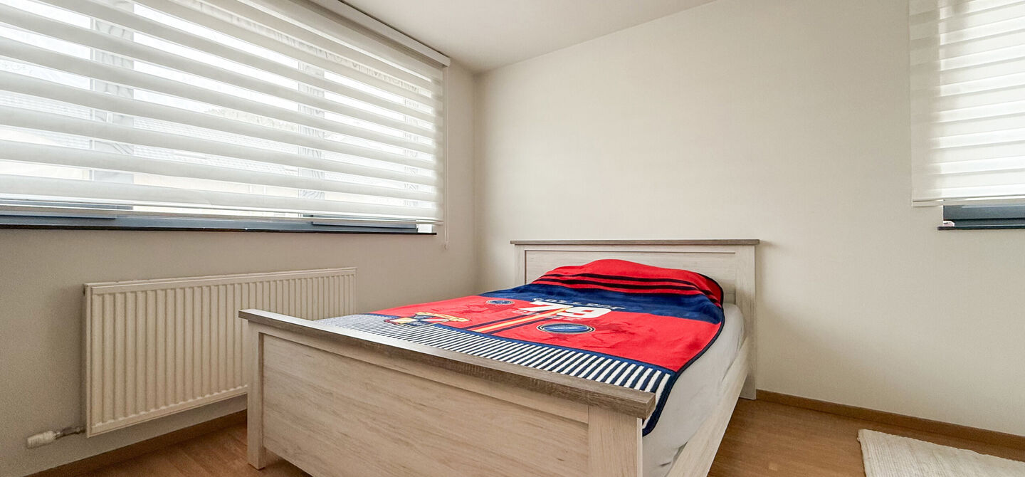 Bij ImmoFusion 7/7 “open huis”: klik op onze 3D-TOUR.
Ervaar vastgoed alsof je er zelf doorloopt!

Op een toplocatie nabij het centrum van Beverlo vind je deze instapklare halfopen woning, gebouwd in 2006. Met een bewoonbare oppervlakte van maar liefs