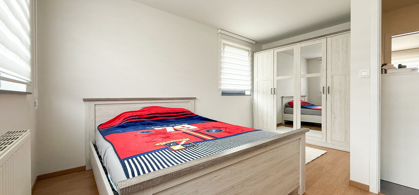 Bij ImmoFusion 7/7 “open huis”: klik op onze 3D-TOUR.
Ervaar vastgoed alsof je er zelf doorloopt!

Op een toplocatie nabij het centrum van Beverlo vind je deze instapklare halfopen woning, gebouwd in 2006. Met een bewoonbare oppervlakte van maar liefs