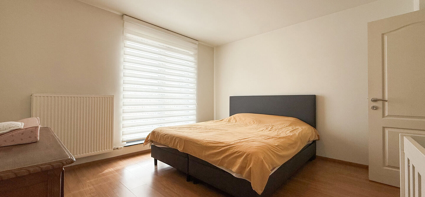 Bij ImmoFusion 7/7 “open huis”: klik op onze 3D-TOUR.
Ervaar vastgoed alsof je er zelf doorloopt!

Op een toplocatie nabij het centrum van Beverlo vind je deze instapklare halfopen woning, gebouwd in 2006. Met een bewoonbare oppervlakte van maar liefs