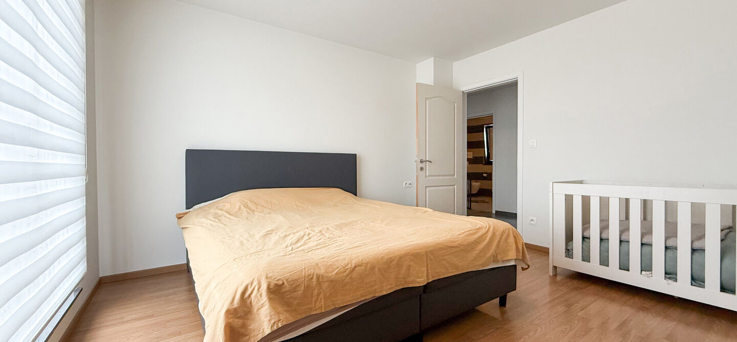 Bij ImmoFusion 7/7 “open huis”: klik op onze 3D-TOUR.
Ervaar vastgoed alsof je er zelf doorloopt!

Op een toplocatie nabij het centrum van Beverlo vind je deze instapklare halfopen woning, gebouwd in 2006. Met een bewoonbare oppervlakte van maar liefs