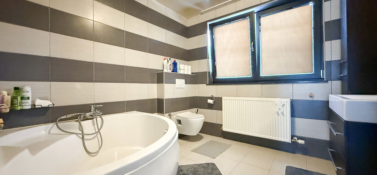 Bij ImmoFusion 7/7 “open huis”: klik op onze 3D-TOUR.
Ervaar vastgoed alsof je er zelf doorloopt!

Op een toplocatie nabij het centrum van Beverlo vind je deze instapklare halfopen woning, gebouwd in 2006. Met een bewoonbare oppervlakte van maar liefs