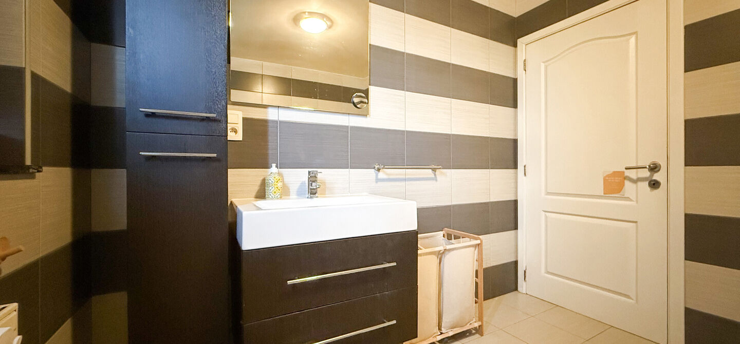 Bij ImmoFusion 7/7 “open huis”: klik op onze 3D-TOUR.
Ervaar vastgoed alsof je er zelf doorloopt!

Op een toplocatie nabij het centrum van Beverlo vind je deze instapklare halfopen woning, gebouwd in 2006. Met een bewoonbare oppervlakte van maar liefs