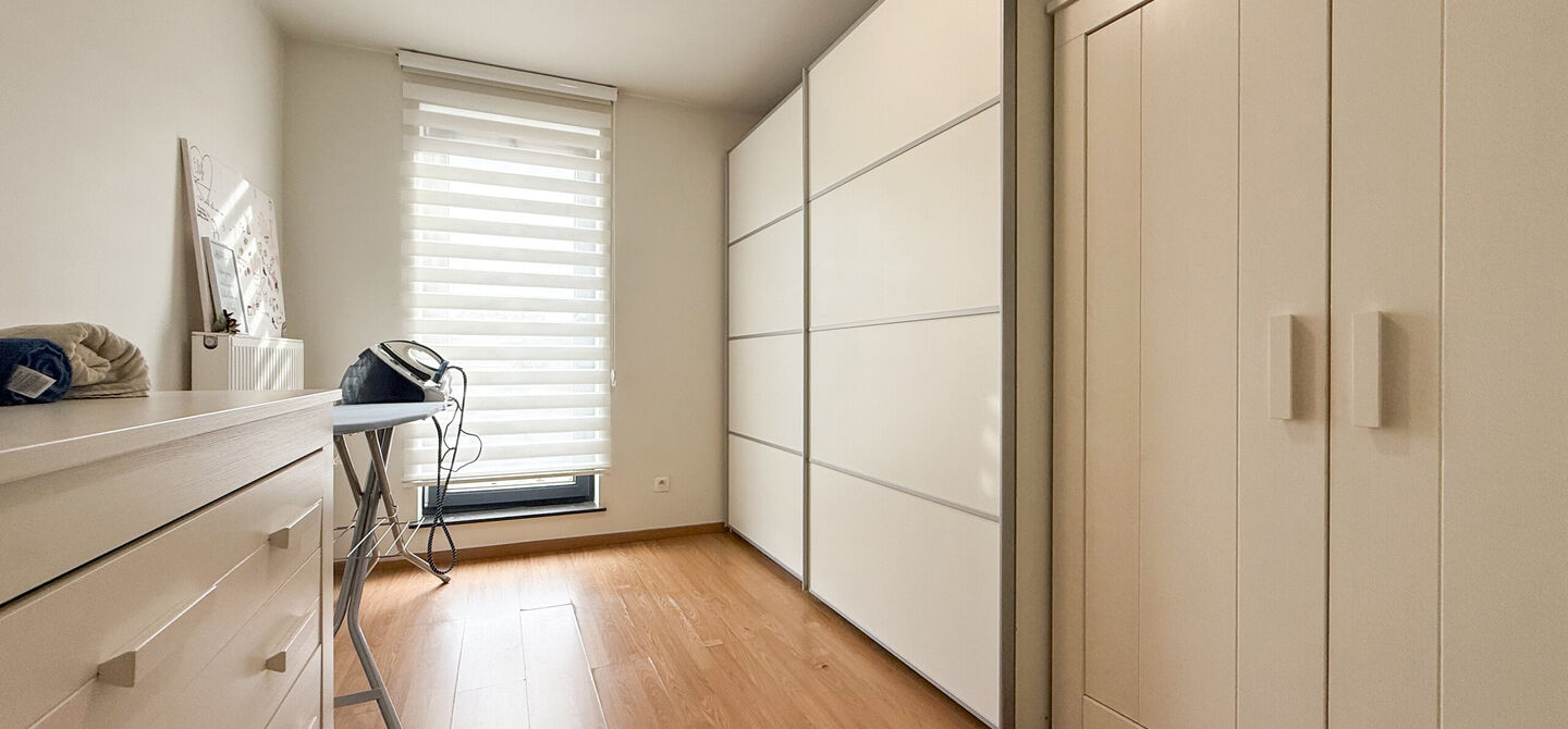 Bij ImmoFusion 7/7 “open huis”: klik op onze 3D-TOUR.
Ervaar vastgoed alsof je er zelf doorloopt!

Op een toplocatie nabij het centrum van Beverlo vind je deze instapklare halfopen woning, gebouwd in 2006. Met een bewoonbare oppervlakte van maar liefs