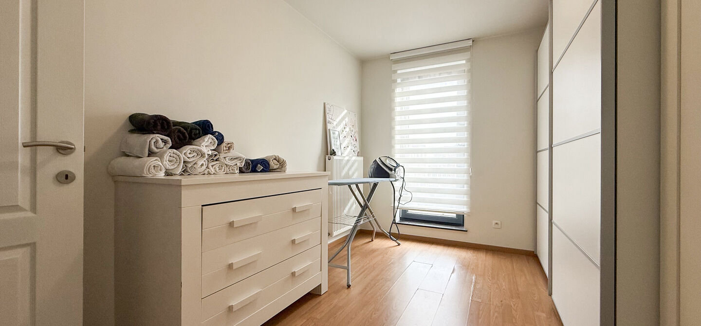 Bij ImmoFusion 7/7 “open huis”: klik op onze 3D-TOUR.
Ervaar vastgoed alsof je er zelf doorloopt!

Op een toplocatie nabij het centrum van Beverlo vind je deze instapklare halfopen woning, gebouwd in 2006. Met een bewoonbare oppervlakte van maar liefs