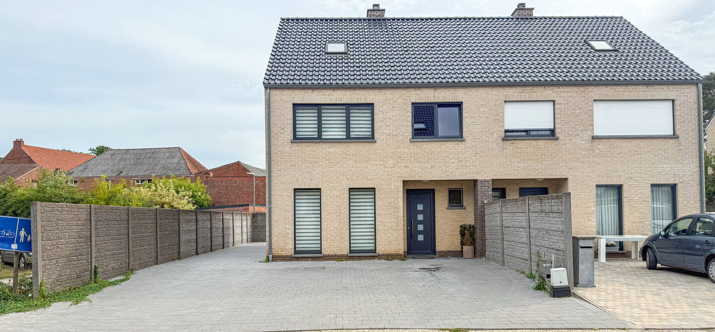 Bij ImmoFusion 7/7 “open huis”: klik op onze 3D-TOUR.
Ervaar vastgoed alsof je er zelf doorloopt!

Op een toplocatie nabij het centrum van Beverlo vind je deze instapklare halfopen woning, gebouwd in 2006. Met een bewoonbare oppervlakte van maar liefs