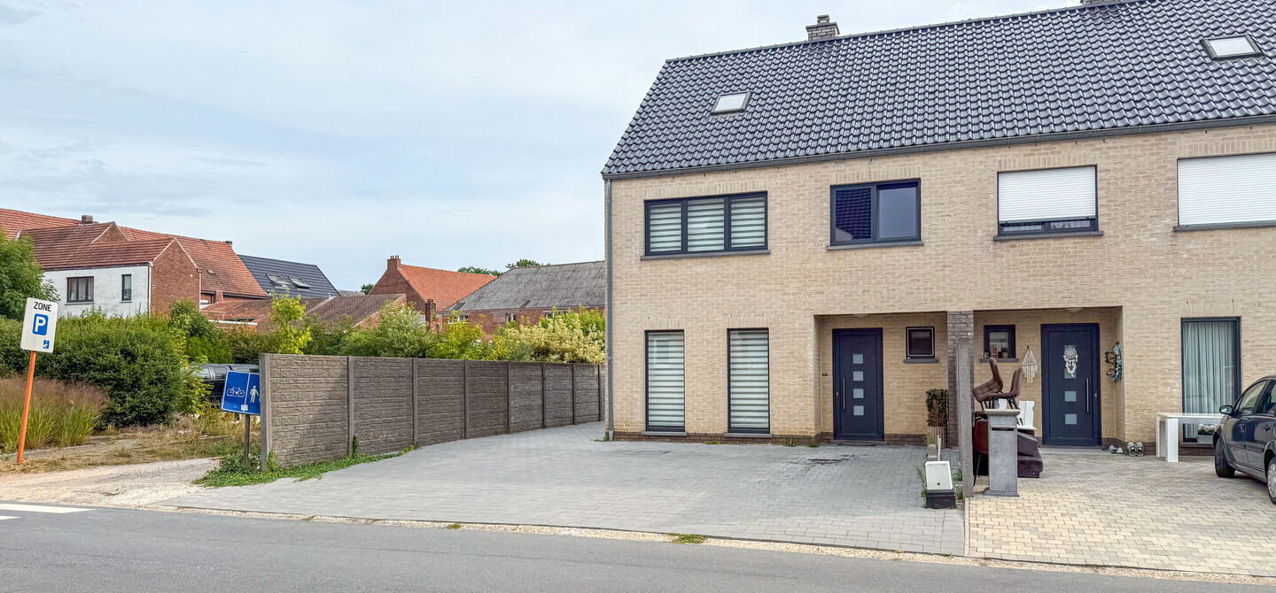 Bij ImmoFusion 7/7 “open huis”: klik op onze 3D-TOUR.
Ervaar vastgoed alsof je er zelf doorloopt!

Op een toplocatie nabij het centrum van Beverlo vind je deze instapklare halfopen woning, gebouwd in 2006. Met een bewoonbare oppervlakte van maar liefs
