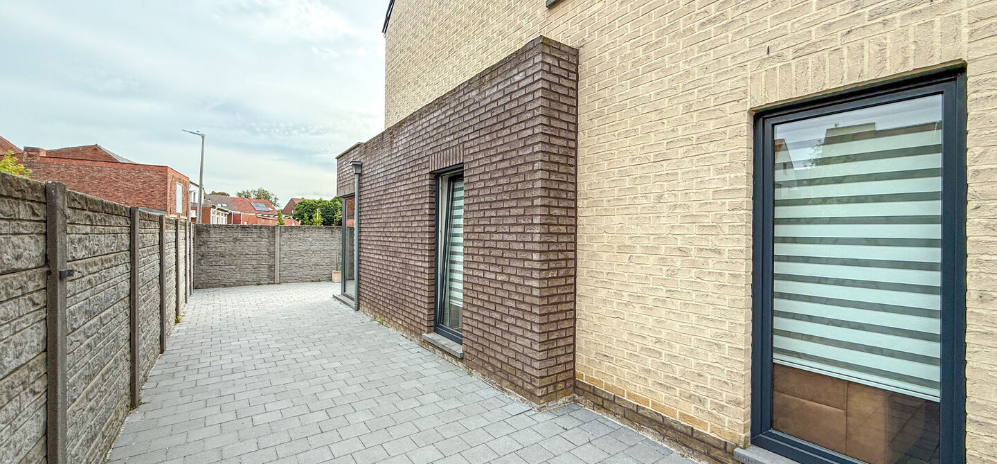 Bij ImmoFusion 7/7 “open huis”: klik op onze 3D-TOUR.
Ervaar vastgoed alsof je er zelf doorloopt!

Op een toplocatie nabij het centrum van Beverlo vind je deze instapklare halfopen woning, gebouwd in 2006. Met een bewoonbare oppervlakte van maar liefs