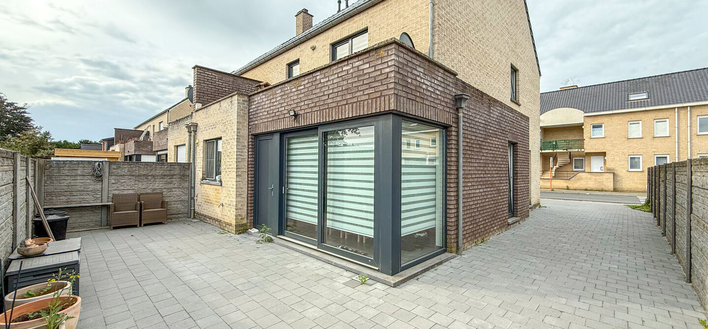 Bij ImmoFusion 7/7 “open huis”: klik op onze 3D-TOUR.
Ervaar vastgoed alsof je er zelf doorloopt!

Op een toplocatie nabij het centrum van Beverlo vind je deze instapklare halfopen woning, gebouwd in 2006. Met een bewoonbare oppervlakte van maar liefs
