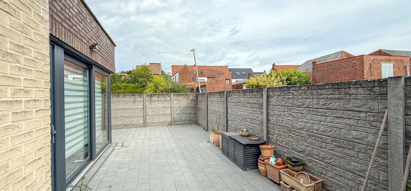 Bij ImmoFusion 7/7 “open huis”: klik op onze 3D-TOUR.
Ervaar vastgoed alsof je er zelf doorloopt!

Op een toplocatie nabij het centrum van Beverlo vind je deze instapklare halfopen woning, gebouwd in 2006. Met een bewoonbare oppervlakte van maar liefs